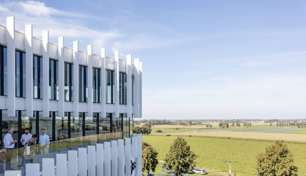 Office One in Tielt, uitzicht over de velden