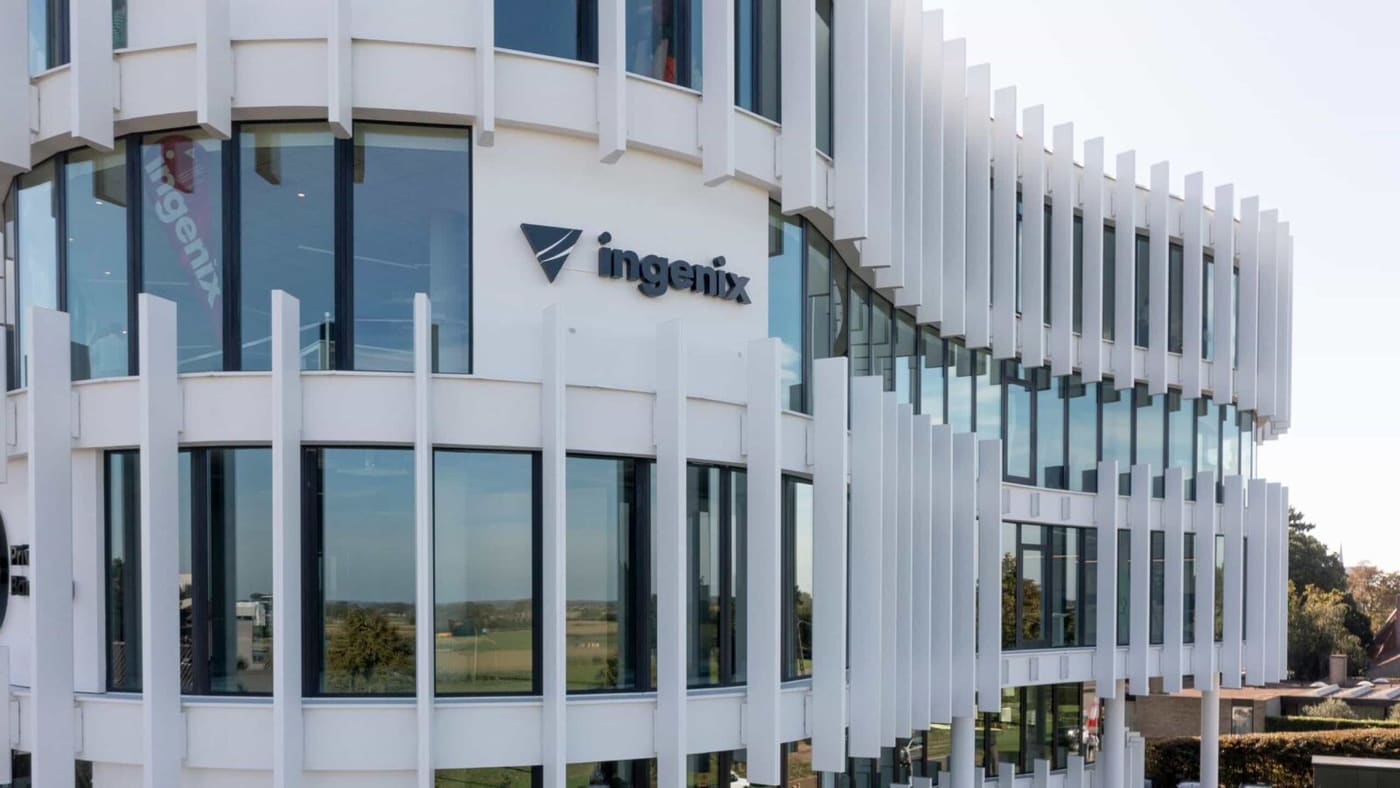 De gevel van Office One met het Ingenix-logo