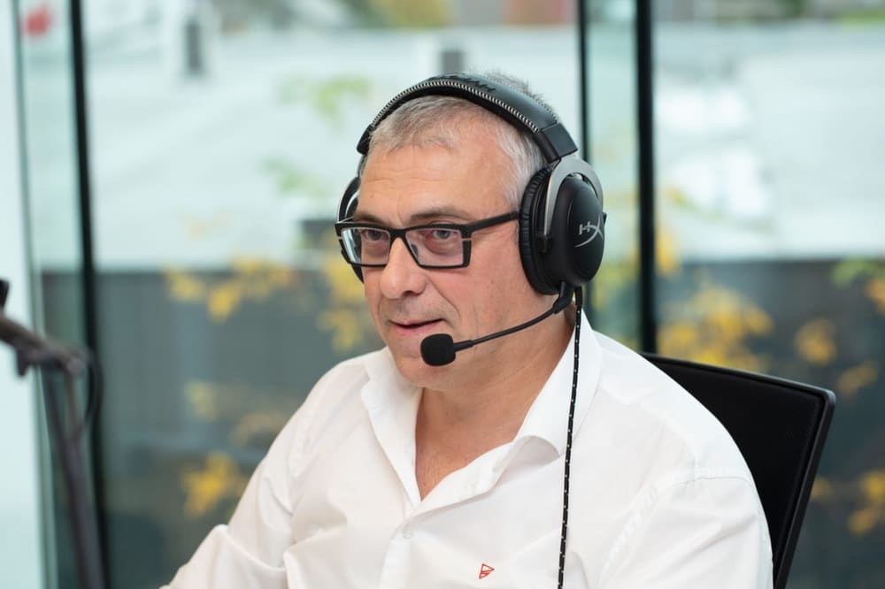 Een Ingenaut met headset aan het werk