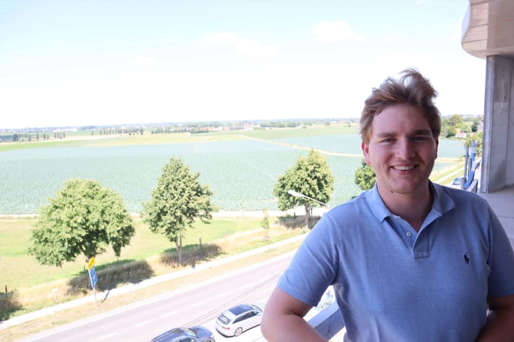 Een Ingenaut op het terras met zicht op het meer