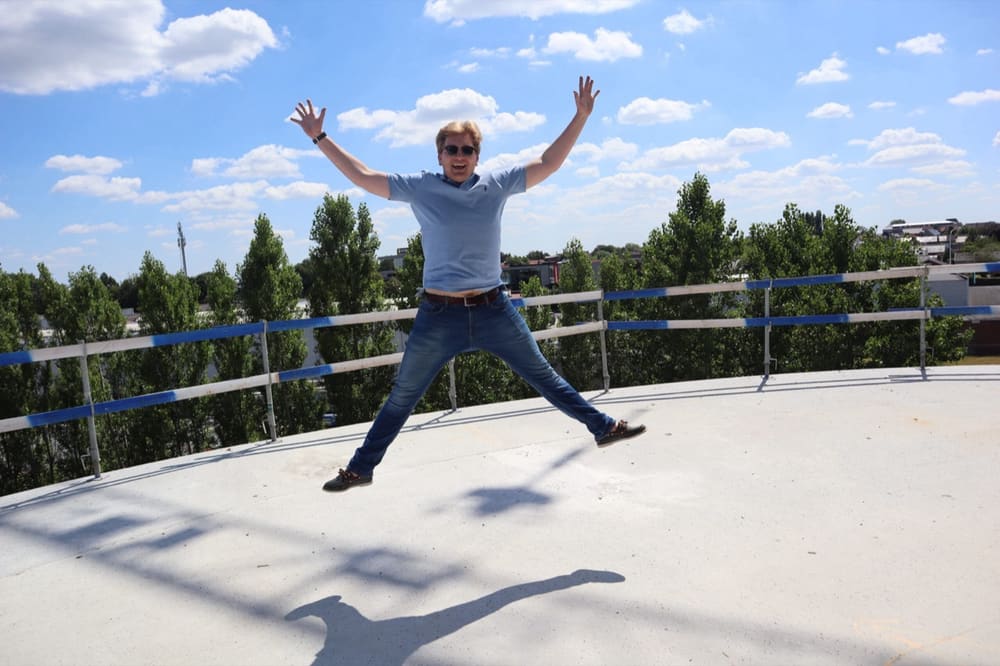 Louis springt op het dakterras